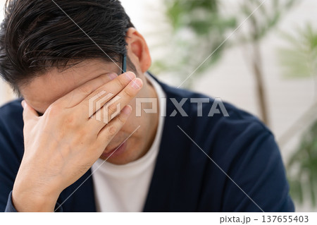 悩む男性 アップ 悩む男性 アップ 137655403