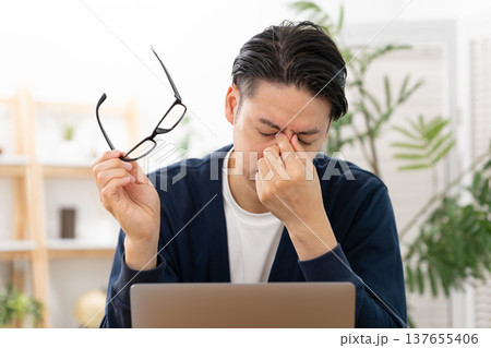 悩む男性 疲労 悩む男性 疲労 137655406