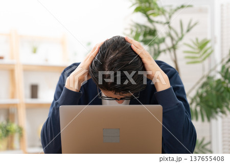 悩む男性 疲労 悩む男性 疲労 137655408