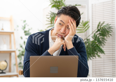悩む男性 疲労 悩む男性 疲労 137655410