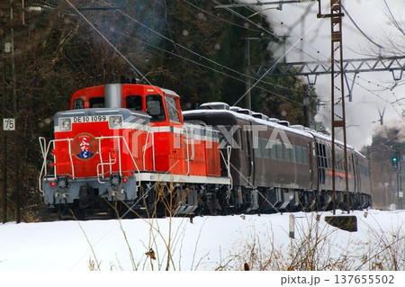 雪化粧の登り勾配を後押し・日光路を力走する…【SL大樹ふたら】DE10-1099 137655502