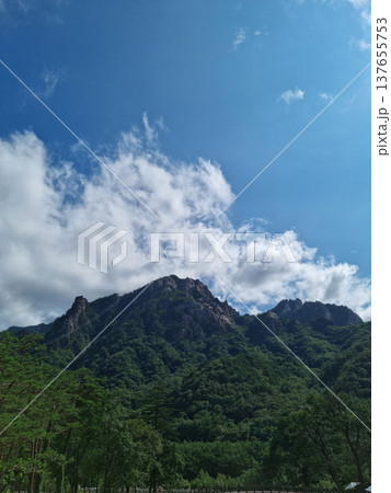 This is the scenery of Seoraksan National Park. 137655753