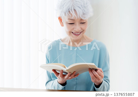 読書するシニア女性 137655807