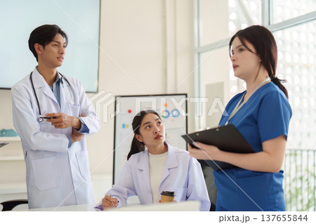 Collaborative Meeting Among Diverse Healthcare Team Collaborative Meeting Among Diverse Healthcare Team 137655844