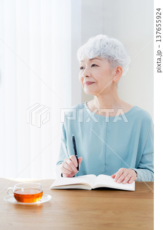 エンディングノートを書くシニア女性 137655924