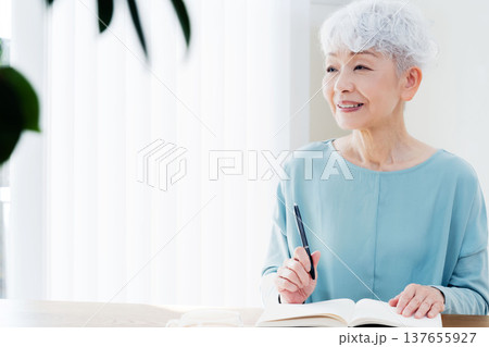 エンディングノートを書くシニア女性 エンディングノートを書くシニア女性 137655927