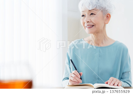 エンディングノートを書くシニア女性 137655929