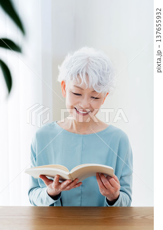 読書するシニア女性 137655932