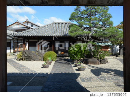 奈良町　十輪院　山門から境内を望む　奈良市十輪院町 137655995