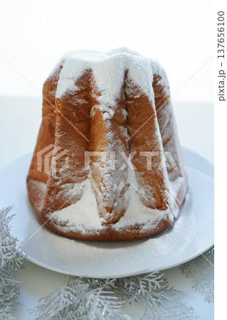 パンドーロ イタリアのヴェローナの伝統クリスマスケーキ パンドーロ イタリアのヴェローナの伝統クリスマスケーキ 137656100