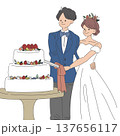 ケーキ入刀をする新郎新婦 137656117