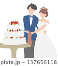 ケーキ入刀をする新郎新婦 137656118