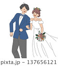 腕を組む新郎新婦 137656121
