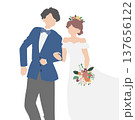 腕を組む新郎新婦 137656122