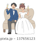 ソファに座って乾杯する新郎新婦 137656123