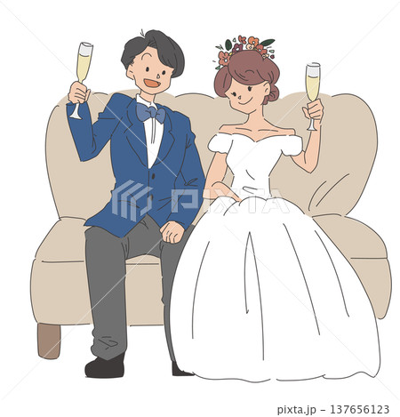 ソファに座って乾杯する新郎新婦 ソファに座って乾杯する新郎新婦 137656123