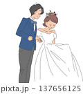 手を取って横並びで歩く新郎新婦 137656125