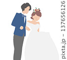手を取って横並びで歩く新郎新婦 137656126