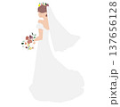 振り返るウェディングドレスを着た新婦 137656128