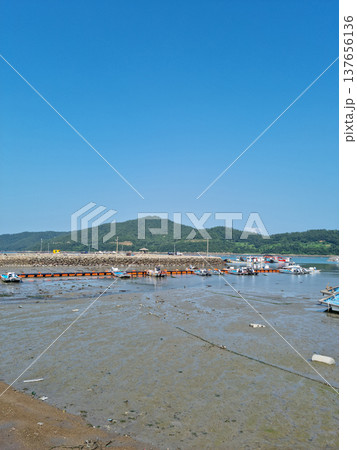 This is the seascape of Seoneupdo, Korea. 137656136