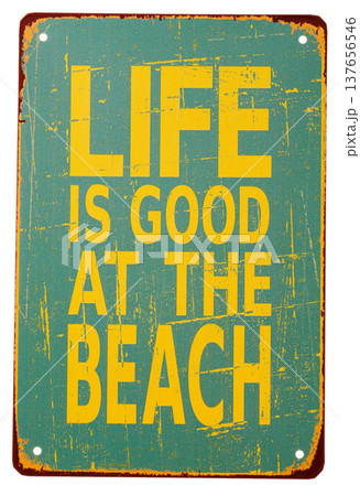 白背景に切り抜かれたヴィンテージ風の「LIFE IS GOOD AT THE BEACH」ブリキ看板 白背景に切り抜かれたヴィンテージ風の「LIFE IS GOOD AT THE BEACH」ブリキ看板 137656546