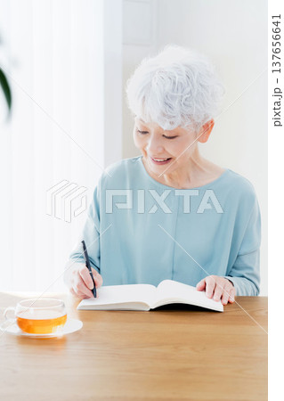 エンディングノートを書くシニア女性 137656641
