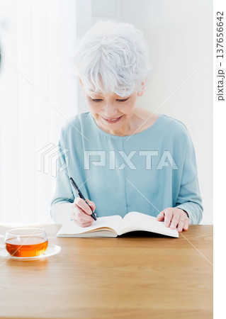 エンディングノートを書くシニア女性 137656642