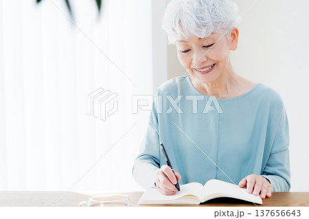エンディングノートを書くシニア女性 137656643