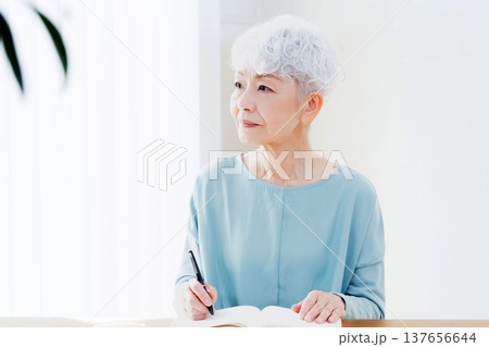 エンディングノートを書くシニア女性 137656644