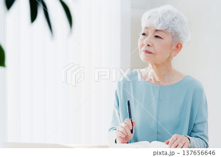 エンディングノートを書くシニア女性 137656646