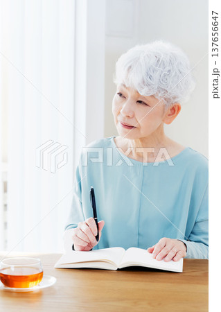 エンディングノートを書くシニア女性 137656647