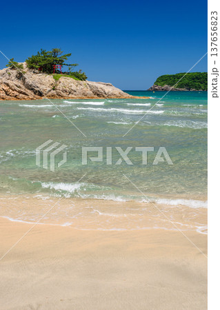 青空と透明な海に浮かぶ向島と羽尾岬の絶景(鳥取・浦富海岸) 青空と透明な海に浮かぶ向島と羽尾岬の絶景(鳥取・浦富海岸) 137656823