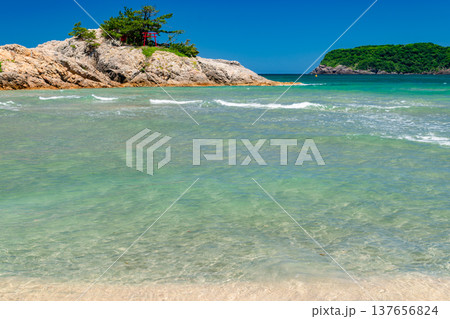 青空と透明な海に浮かぶ向島と羽尾岬の絶景(鳥取・浦富海岸) 青空と透明な海に浮かぶ向島と羽尾岬の絶景(鳥取・浦富海岸) 137656824