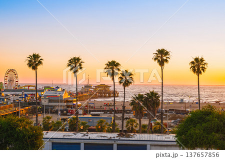 ロサンゼルス　夕映えのサンタモニカ・ピア 137657856