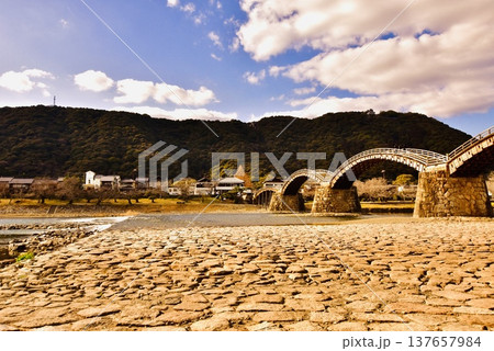 夕日に輝く錦帯橋と石畳 137657984