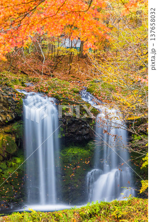 【山梨県_富士吉田市】秋色に包まれた、鐘山の滝と桂川 11月 137658032