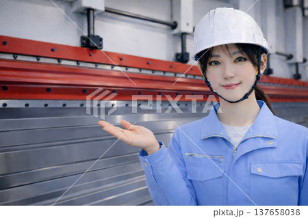 曲げ加工をする女性従業員 プレスブレーキ ベンダー 鉄工所 曲げ加工をする女性従業員 プレスブレーキ ベンダー 鉄工所 137658038