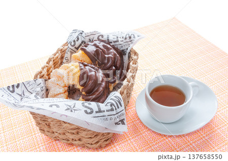 チョコがけのドーナツ、フレンチクルーラーと紅茶【白背景・切り抜き】 チョコがけのドーナツ、フレンチクルーラーと紅茶【白背景・切り抜き】 137658550