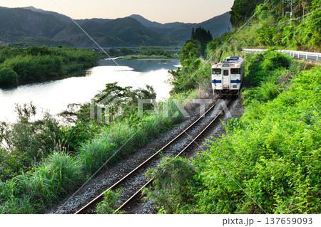 宮崎県日南市北郷町の広渡川の新緑を走る日南線キハ40 137659093