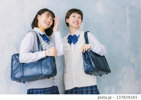 笑顔の仲良し女子高生 笑顔の仲良し女子高生 137659165