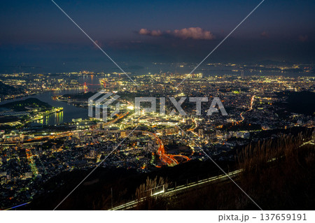 皿倉山展望台から見る北九州市の夜景風景 137659191