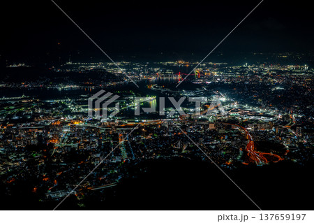 皿倉山展望台から見る北九州市の夜景風景 皿倉山展望台から見る北九州市の夜景風景 137659197