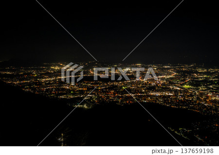 皿倉山展望台から見る北九州市の夜景風景 137659198