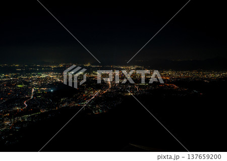 皿倉山展望台から見る北九州市の夜景風景 137659200