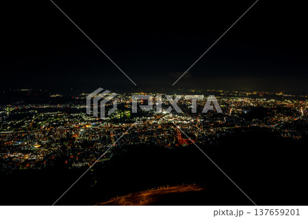 皿倉山展望台から見る北九州市の夜景風景 137659201