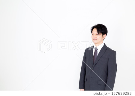 スーツを着たミドル男性ビジネスマン 137659283