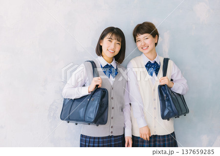 笑顔の仲良し女子高生 笑顔の仲良し女子高生 137659285