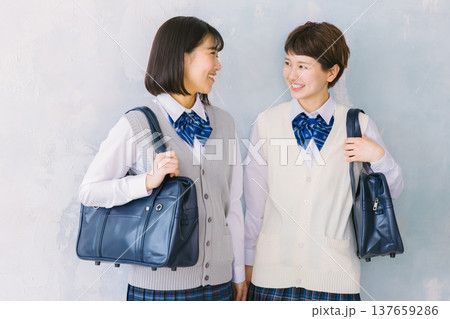 笑顔の仲良し女子高生 笑顔の仲良し女子高生 137659286