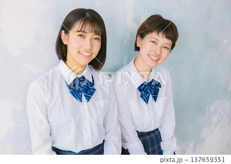 笑顔の仲良し女子高生 137659351