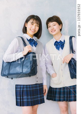 笑顔の仲良し女子高生 137659352